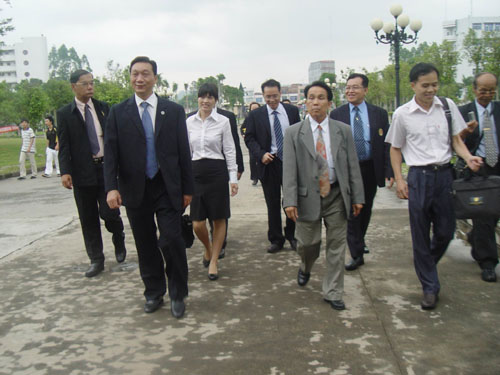 刘力院长陪同泰国那空沙旺皇家大学代表团参观校园